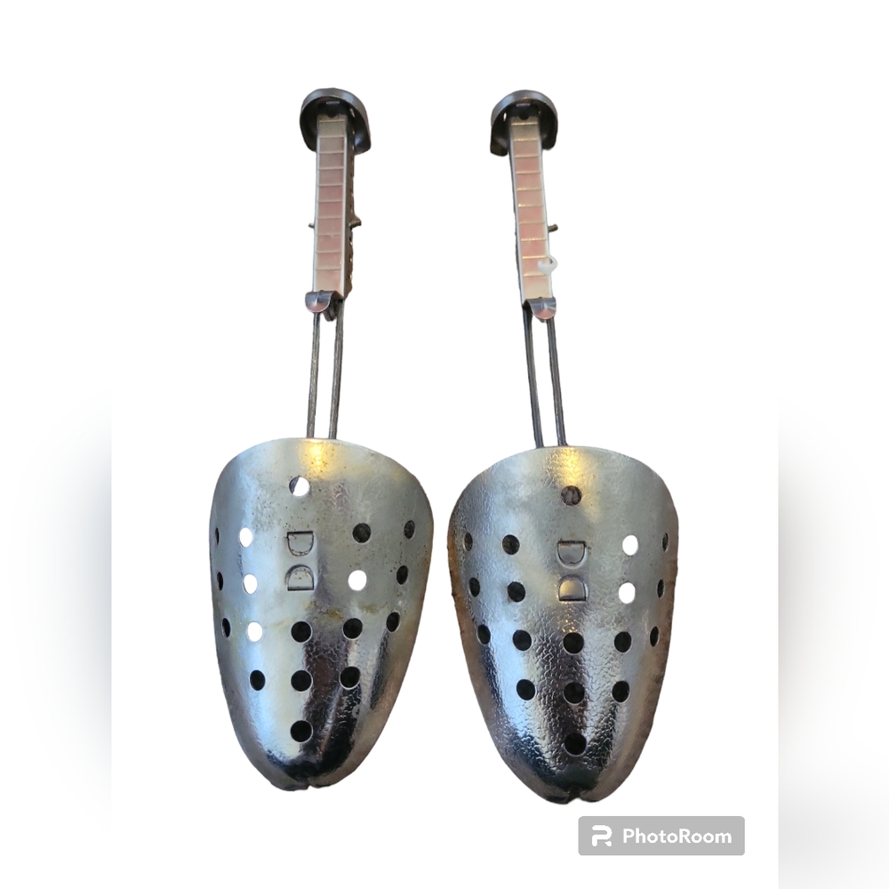 Metal shoe stretcher
